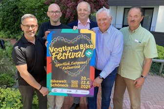 Diese sechs Projekte aus dem Vogtland erhalten Geld von der Erfal-Stiftung - 5000 Euro erhält der Verein Vogtland Bike von der Erfal-Stiftung. Von links: Sören Voigt, Michael Degenkolb vom Verein Vogtland Bike, Lutz Neumann, Jürgen Petzold, Bert Blechschmidt.