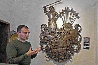 Diese sieben Geheimnisse birgt das Zwickauer Stadtwappen - Matteo Rebeggiani, Mitarbeiter des Museums Priesterhäuser, weiht Besucher in die Geheimnisse des Großen Zwickauer Stadtwappens ein.