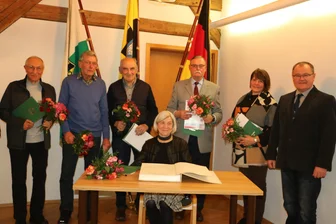 Diese sieben Weischlitzer machen ihre Gemeinde lebenswert - Uwe Müller aus Weischlitz, Rainer Taubald aus Weischlitz, Wilhelm Seidel aus Ruderitz, Sigrid Unger aus Tobertitz, Bernd Hüttner aus Geilsdorf, Ute Henke aus Mißlareuth (von links) und Rudolf Gerisch aus Tobertitz (nicht auf dem Foto) erhielten den Bürgerpreis. Der zweite Bürgermeister Jens Gruchot (rechts) gratuliert.