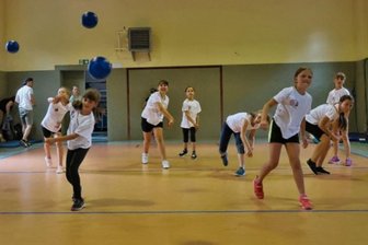 Diese Sportart kennt jeder aus der Schule - und Chemnitzer wollen sie wettbewerbsfähig machen - In Deckung! Beim Dogdeball wird mit sechs Bällen gleichzeitig gespielt. Das macht Spaß, hält fit und schärft die Sinne.