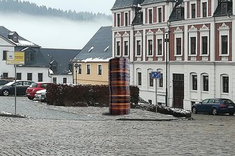 Diese Stadt im Erzgebirge erhält einen riesigen Münzstapel aus Bronze - Diese Montage der Stadtverwaltung soll zeigen, wie das Kunstwerk in Schneeberg aussehen könnte.