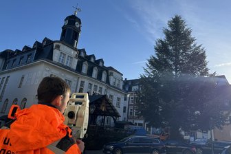 Diese Stadt im Erzgebirge hat den größten Weihnachtsbaum - Azubi Julian Rielemann (17) vermisst den Weihnachtsbaum in Schwarzenberg. Dass der Weihnachtsmarkt gerade abgebaut wird, fließt nicht negativ in die Bewertung einer B-Note ein.