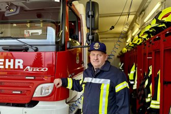 Diese Stadt im Erzgebirge investiert mehr als 600.000 Euro in ihre Feuerwehr - Stadtwehrleiter Wolfgang Stephan in der Fahrzeughalle der Ortswehr Bernsbach: Zwischen den Spinden der Kameraden und dem Einsatzwagen ist kaum Platz. Das ändert sich nun.