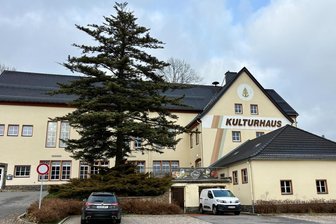 Diese Stadt im Erzgebirge saniert ihr Kulturhaus – und sagt die Seniorenweihnachtsfeier ab - Das Kulturhaus in Lauter wird brandschutztechnisch auf den neuesten Stand gebracht und modernisiert.