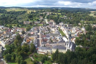 Diese Stadt im Vogtland will gefällte Straßenbäume durch Neupflanzungen ersetzen - In Adorf und Ortsteilen lässt die Stadt für 20.000 Euro neue Einzel- und Straßenbäume pflanzen.