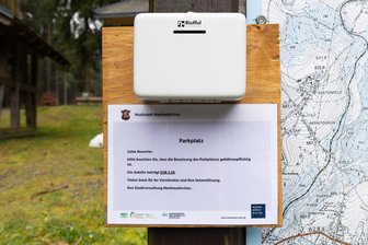 Diese Stadt im Vogtland will Parkgebühren: Aber Zahlen ist nicht nötig - Das Parken am Loipeneinstieg Hoher Brand kostet ab sofort zwei Euro - oder doch nicht?