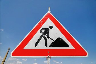 Diese Straßen im Erzgebirge sind derzeit gesperrt - Mit den milden Temperaturen beginnen vielerorts im Erzgebirge die Bauarbeiten an den Straßen.