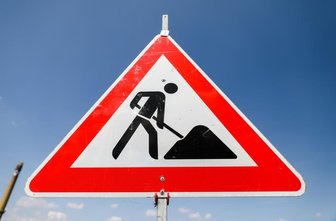 Diese Straßen im Erzgebirge sind derzeit gesperrt - Mit den milden Temperaturen beginnen vielerorts im Erzgebirge die Bauarbeiten an den Straßen.