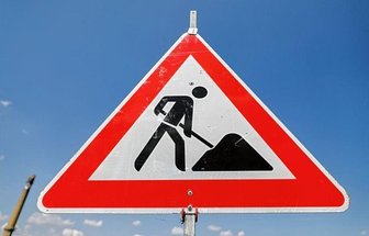 Diese Straßen in der Region sind gesperrt - Das Baustellenschild ist nach der Winterpause an den Verkehrswegen im Erzgebirgskreis wieder häufiger zu sehen.