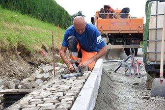 Diese Straßenbaustellen sorgen derzeit für Behinderungen im oberen Vogtland - und die nächste Sperrung ist schon in Sicht - An der Ortsdurchfahrt Sohl sind Mitarbeiter des Rodewischer Bauunternehmens VSTR mit Arbeiten am Bankett beschäftigt.