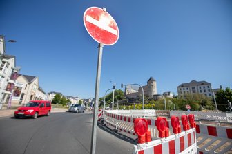 Diese Straßensperrung in Plauen überrascht so manchen Autofahrer - Voraussichtlich bis Sonntag ist die Straße am Komturhof stadteinwärts gesperrt.