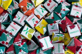 Diese Süßigkeit aus Sachsen kennt jeder – und keiner weiß, wie sie heißt - Seit Jahrzehnten sind die quadratischen Kaubonbons auf dem Markt. Aber wie heißen sie?