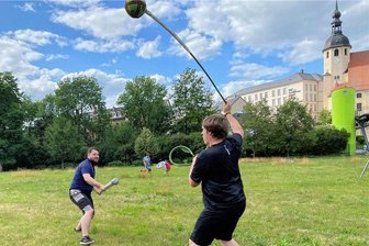 Diese verrückte Sportart erobert jetzt Reichenbach - Sieht martialisch aus, wenn Josef Kolodziej mit der an einen Morgenstern erinnernden „Kette“ auf seinen Gegner zugeht. Ist es aber nicht. Die Spielgeräte - die „Pompfen“ - sind gepolstert. Außerdem kommt es beim Juggen nicht auf Kraft, sondern auf Schnelligkeit an - um den Weg für den eigenen Läufer freizukämpfen.