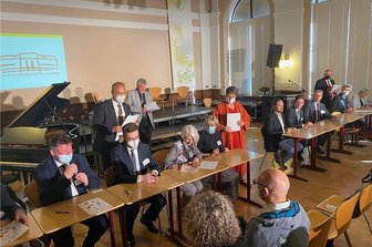 Diese vier Schulen um Chemnitz gehen bei digitaler Bildung voran - Bürgermeister, Schulleiterinnen und Schulleiter, Vertreter von Universitäten und des Freistaates unterschrieben am Donnerstag am Chemnitzer Karl-Schmidt-Rottluff-Gymnasium eine Kooperationsvereinbarung für ein M.I.T.-Netzwerk in der Chemnitzer Region. 