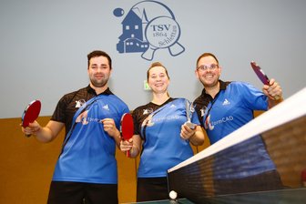 Diese vier Tischtennis-Teams dürfen vom Erzgebirgspokal träumen - Vincent Heitzig, Sophie Greinert und Benjamin Fritzsch (von links) bescherten dem TSV Schlettau II den Annaberger Pokal.