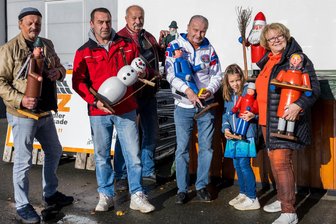 Diese Vogtländer bringen Pyramide nach langer Pause wieder in Gang: „Wir sind kein AfD-Verein“ - Alle Pyramiden-Figuren brauchen einen neuen Anstrich, sind sich die Vereinsmitglieder einig: Bernd Siegl, Tino Wolf, Frank Heinz, Bernd Schink und Ursula Heinz mit Enkelin Hannah.