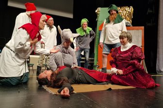 Diese Vogtländer haben Lust auf Zickenkrieg, Intrige und Mord - Die Bestürzung bei Zwergen und Stiefmutter ist groß über Schneewittchens Tod. „Schneewittchen - Die ganze Wahrheit" führt die Rodewischer Theatergruppe auf.