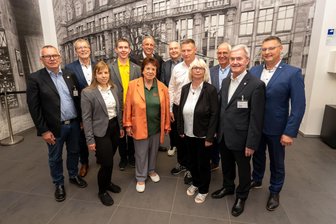 Diese Vogtländer machen sich für andere stark: Social Awards gehen nach Treuen, Plauen und an die Göltzschtalbrücke - Ein würdiger Abend: Geehrte und Ehrende bei der Verleihung der Social Awards im Plauener Landratsamt.