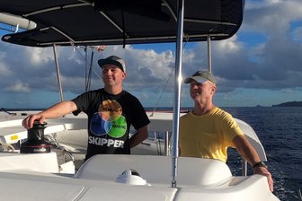 Diese Vogtländer segeln in aller Welt: Neuer Kapitän bei der Reumtengrüner Segelschule „Club Nautique“ - Wechsel an der Spitze der Segelschule „Club Nautique“: Olaf Schädlich (rechts) hat das Ruder nach fast drei Jahrzehnten an Fabian Werner aus Rodewisch übergeben.
