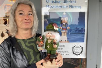 Diese Vogtländer sind schon jetzt im Weihnachtsstress: Oelsnitzer verschicken erzgebirgische Holzkunst bis nach Japan und in die USA - Yvonne Walther liebt die Wichtel aus dem Seiffener Nussknackerhaus, besonders den Moosmann, der im oberen Vogtland zur Weihnacht einfach dazu gehört.