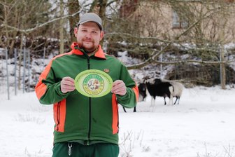 Diese Vogtländer wollen vom Aussterben bedrohte Haustierrassen retten - Johannes Helbig aus Klingenthal hält das neue Vereinslogo in den Händen, das als Erkennungszeichen für die Hoftür gedacht ist.