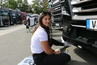 Diese Vogtländerin ist beruflich mit einem 40-Tonner unterwegs: Celines Opa fährt immer mit - Celine an ihrem 40-Tonner.