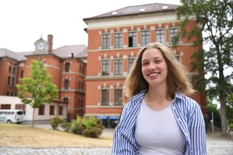 Diese Vogtländerin ist Jahrgangsbeste: Warum es nach dem 1,0-Abi für Hannah jetzt erst einmal nach Amerika geht - Hannah Fineiß aus Großfriesen hat am Julius-Mosen-Gymnasium in Oelsnitz ihr Abitur mit der Bestnote 1,0 abgelegt.