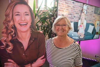 Diese Vogtländerin rettete Stefanie-Hertel-Ausstellung in Oelsnitz: „Stefanie kann mir blind vertrauen“ - Anneliese Hoyer aus Oelsnitz ist mit Stefanie Hertel eng befreundet. Jüngst hatte sie die Ausstellung über Stefanie Hertel in der Katharinenkirche für einen Tag abgesichert.