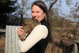 Diese Vogtländerin wollte alles – außer Landwirtin werden: Jetzt ist sie Chefin auf ihrem eigenen Hof - Bei ihren Kaninchen kann Tina Schürer entspannen.