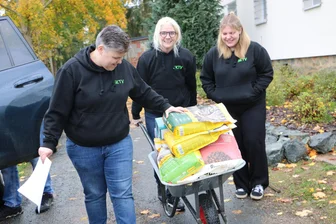 Diese Vogtländerinnen bringen XXL-Futterspende gleich mit der Schubkarre: „Es ist unser Herzenswunsch, zu helfen“ - Futterspende für die Katzen: Dani Liedemann, Heike Streit und Celine Liedemann (von links) kommen mit der Schubkarre angefahren.
