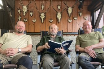 Diese vogtländische Familie hat das Jagd-Gen: Die nächste Generation steht schon bereit - Christian, Rudolf und Mike mit dem Abschussbuch der Familie. Darin enthalten sind auch die Daten, wann zwei Waschbären geschossen wurden.