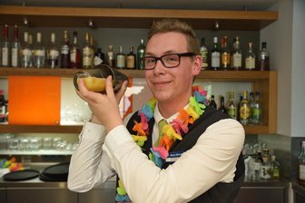 Diese vogtländischen Azubis sind Feuer und Flamme für die Gastronomie - Lehrling Andreas Wolf: Mit der Ausbildung zum Restaurantfachmann hat er seinen beruflichen Weg gefunden.