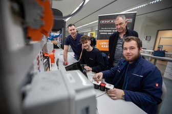 Diese vogtländischen Handwerksbetriebe sind Profis in Sachen Ausbildung - Ein gutes Team: Ausbilder im Unternehmen Elektrotechnik Plauen, Marcel Hostalka (von links) mit Lehrling Louis Schmidt, Geschäftsführer Robby Clemenz und Lehrling Justin Hilpert.