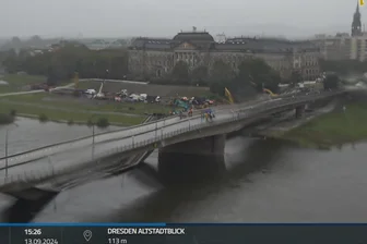 Diese Webcam zeigt den Abriss der Carolabrücke in Dresden - Die Carolabrücke in einer Webcam-Aufnahme am Freitagnachmittag vom Hotel am Terrassenufer.