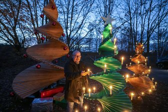 Diese Weihnachtsbäume aus Meerane kosten mehrere Tausend Euro - Auf dem Hof seiner Firma in Meerane hat Rico Genau drei Stufenbäume aufgestellt.
