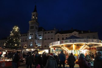 Diese Weihnachtsmärkte locken am zweiten Adventswochenende im Oberen Vogtland - Ein Blick auf den Weihnachtsmarkt in Oelsnitz.