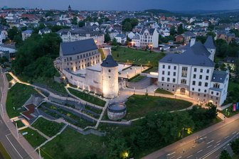 Diese Weihnachtsmärkte und Events locken im Vogtland am dritten Adventswochenende: Kulinarisches Angebot reicht von Pferdebuletten bis zu Ofendetschern - Im Hof der Dualen Hochschule auf dem Plauener Amtsberg, dem Campus, werden am Samstagabend Weihnachtslieder gesungen.