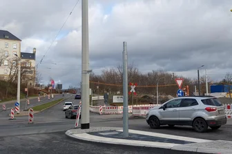 Diese wichtige Plauener Kreuzung ist zumindest teilweise wieder befahrbar - Die Straße am Komturhof in Plauen ist seit Freitag wieder beidseitig befahrbar.