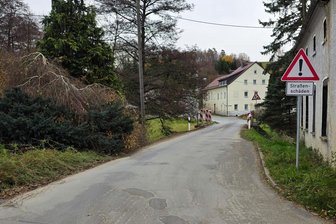 Diese wichtige Verbindung ins Obere Vogtland ist 2026 gesperrt - Die Alte Schönecker Straße, die auch durch Raasdorf führt, wird 2026 saniert.