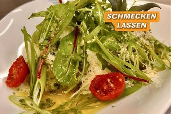 Diese Zutat gibt Knödel den Aroma-Kick — Das Rezept der Woche - Spinat-Petersilien-Knödel in Salbeibutter mit Hartkäse.