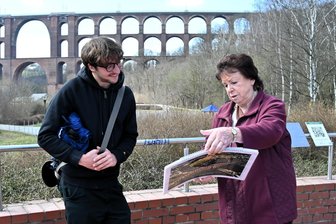 Diese zwei Vogtländerinnen bekommen den Verdienstorden - Christa Trommer kann viele Geschichten über die Göltzschtalbrücke erzählen.