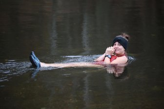 Diese Zwickauerin geht jeden Tag zum Eisbaden und filmt sich dabei - Während andere auf der Couch sitzen, liegt Laura Weißflog im November in der Zwickauer Mulde.