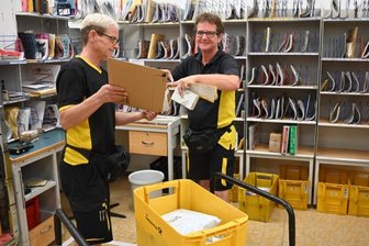 Diese Zwillinge sorgen seit 33 Jahren dafür, dass Chemnitzer ihre Post erhalten - Bevor kurz vor 10 Uhr die Verteilung der Briefe, Päckchen und Pakete beginnt, wird sortiert. Das ist alles Handarbeit. Die Zwillingsschwestern Kerstin (links) und Katrin Koal sind routiniert. Seit 33 Jahren arbeiten sie bei der Post.