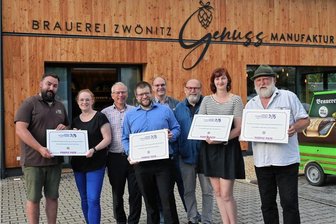 Diese Zwönitzer Macher wurden als Maker ausgezeichnet - Bei der Auszeichnung (v.li.) Dominik und Mandy Naumann, Bernd Birkigt, Martin Benedict, Bürgermeister Wolfgang Triebert, Purple-Path-Kurator Alexander Ochs, Paula Stötzer und Werner Störzel.