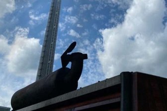 Diesel-Aggregat für Funkmast verpestet in Lengenfelder Ortsteil die Luft - Die Auspuffklappe des Aggregats am Fuße des Turms ist ständig auf ...