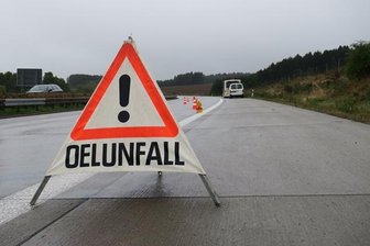 Diesel auf A72 ausgelaufen - mehrere Unfälle -