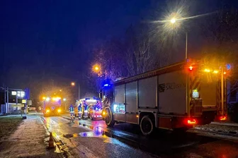 Diesel verteilt sich an Tankstelle: Feuerwehr aus Penig im Einsatz - Die Feuerwehr Penig war mit zwei Fahrzeugen an der Automatentankstelle im Gewerbegebiet Wernsdorf im Einsatz.