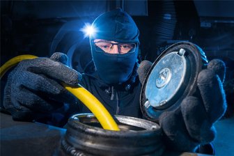 Dieseldiebe an Tankstelle in Eibenstock erfolgreich - Diesel haben Diebe aus einem Lkw in Eibenstock gestohlen.