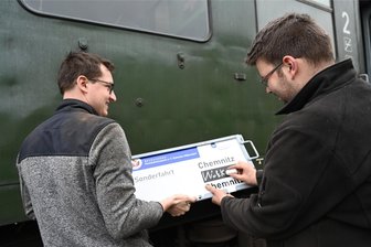 Diesellok zieht Sonderzug zum Mittelalterspektakel nach Wolkenstein - Johnny Ullmann (r.) und Maximilian Thieme präparieren im Eisenbahnmuseum Hilbersdorf die Sonderzugwagen für die Ausfahrt ins Zschopautal.