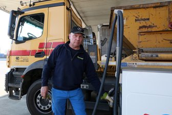 Dieselpreis-Schock im Landkreis Zwickau: Wirtschaft gerät unter Druck - Frank Albert vom Containerdienst Kuczka in Wildenfels beim Tanken. Einen Monat könne er die Preise stabil halten, sagt sein Chef. Dann muss er auf die Kraftstoffpreise regieren.